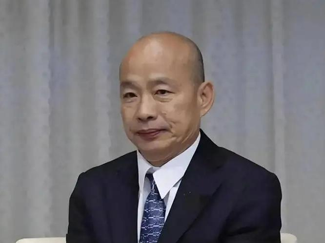 “不来就辞掉总召”，这几个字从韩国瑜嘴里蹦出来的时候，现场所有人都知道，蓝营的天