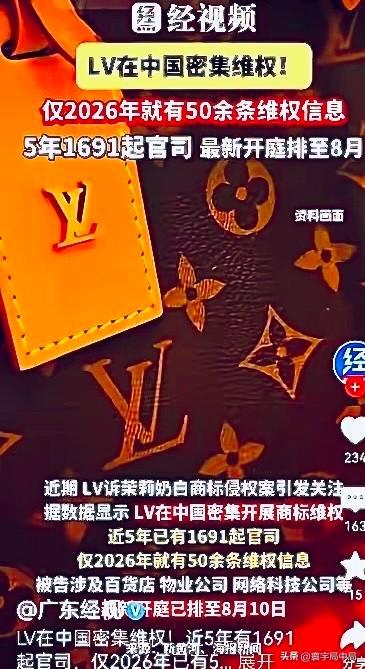老板娘手里一松，那个装满了杂货的纸箱砸到地上，闷响一声。
她刚从车上卸完货，手里