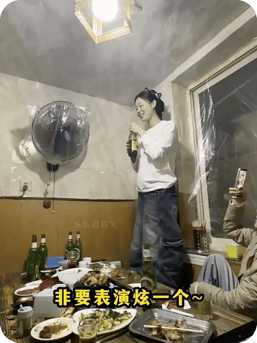 美女：我给你们表演个绝活，1 一秒吹一瓶啤酒，噗……！
　　网友：你这是表演花洒