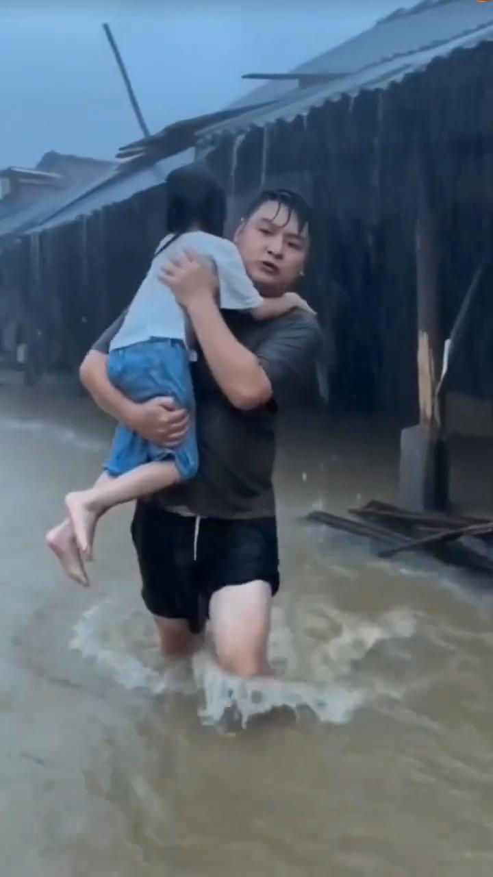 孩子别怕，叔叔来了，大家一起加油。