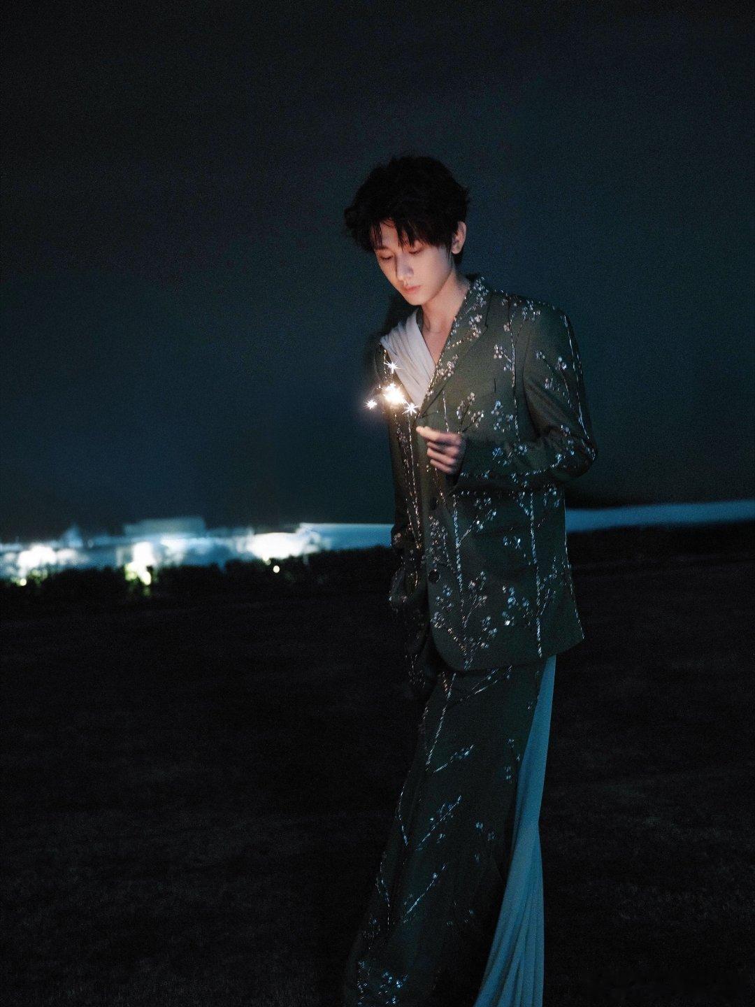 成毅赴山海cy成毅萧秋水李沉舟肖明明成毅用自己的实力与才华，赢得了业内人士和观众