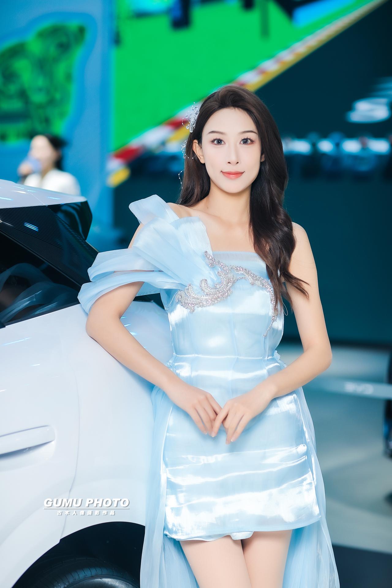 2025重庆汽车消费节比亚迪展台模特小姐姐