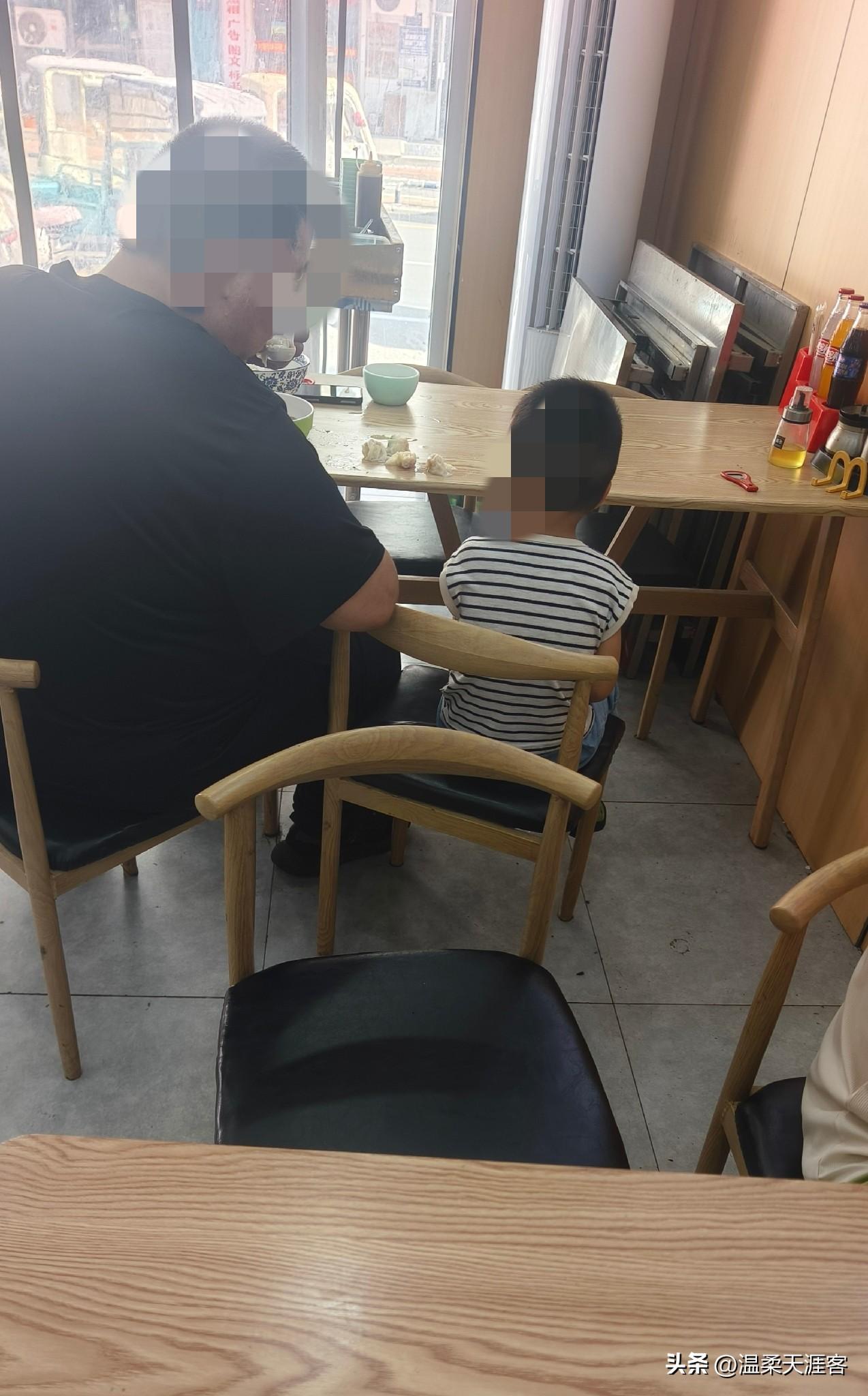 刷到特别真实的一幕，爷爷带孙子吃馄饨，可能是混沌太烫，又怕孙子着急吃，就摊在桌子