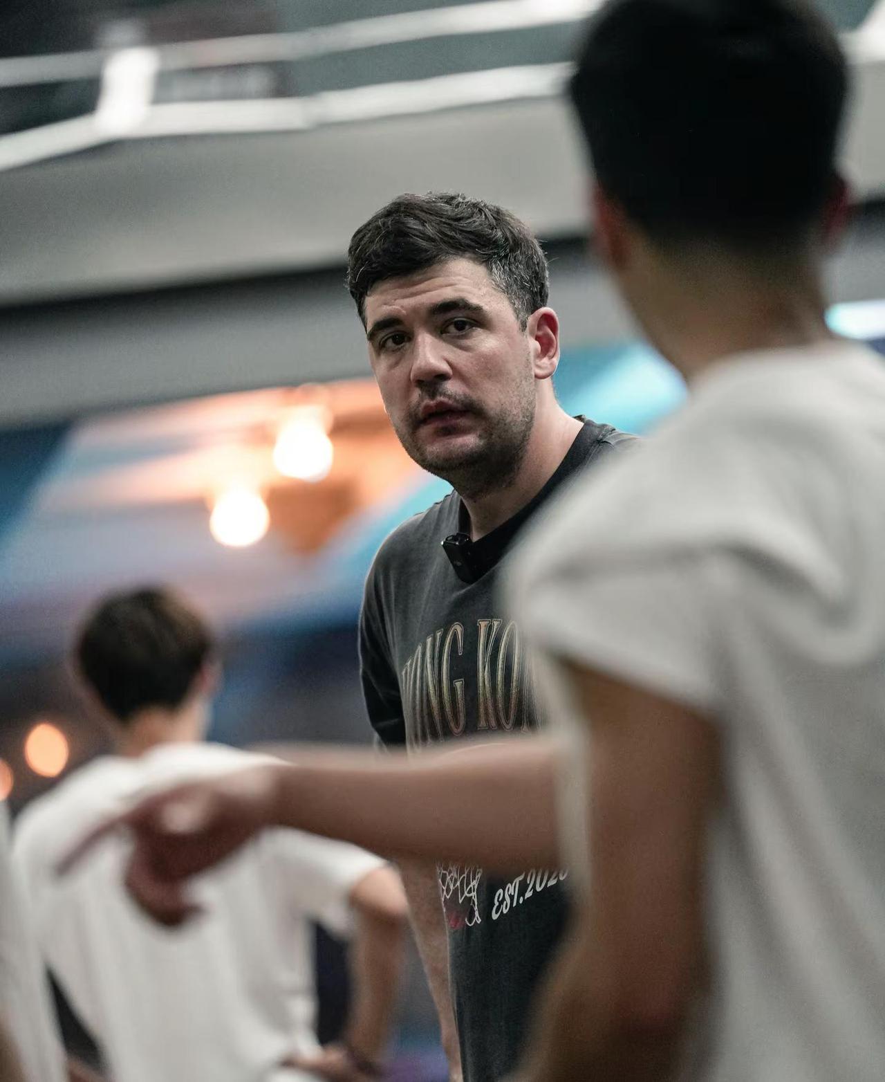 為備戰「全國U19青年籃球聯賽」 🏀香港金牛 U19 啱啱喺順德完成咗四日三夜