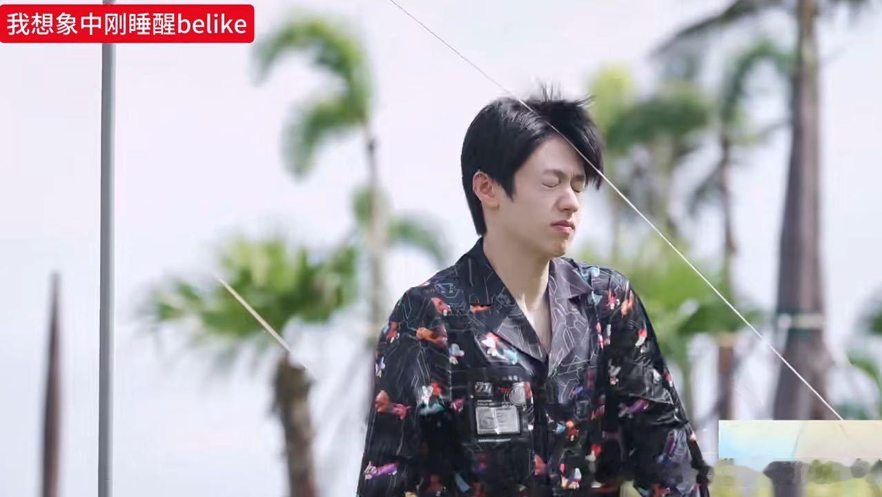 朱志鑫被绳子叫醒 刚醒的朱志鑫还没搞清方向，就撞上了绳子。绳子叫醒他，方式挺硬核