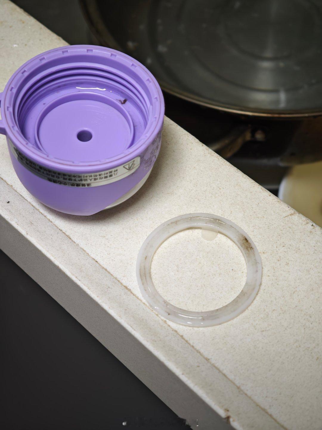 广东地区有多容易发霉呢这是我娃的水杯盖，一周用下来可能只是每天涮一涮，没仔仔细细