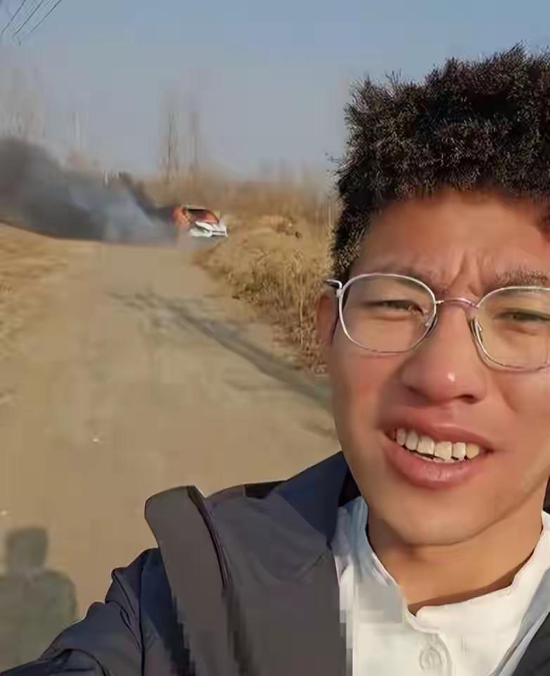 沈阳男子为救爱犬冲入火海，15万露营车烧成铁架，事后淡定合影引热议
 
近日，辽