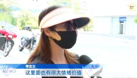 重庆，一女子到某理发店做头发，结果发现理发师有腹肌，就忍不住用手指戳了一下。之后