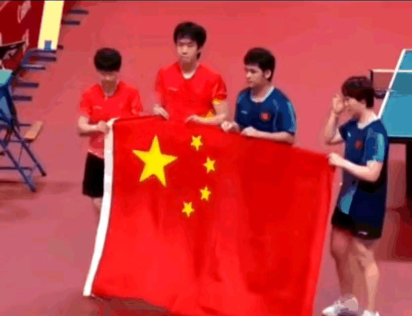 领奖台上那一幕确实有意思，栋曼俩孩子胳膊抬得跟做课间操似的，小心翼翼，莎头那两位