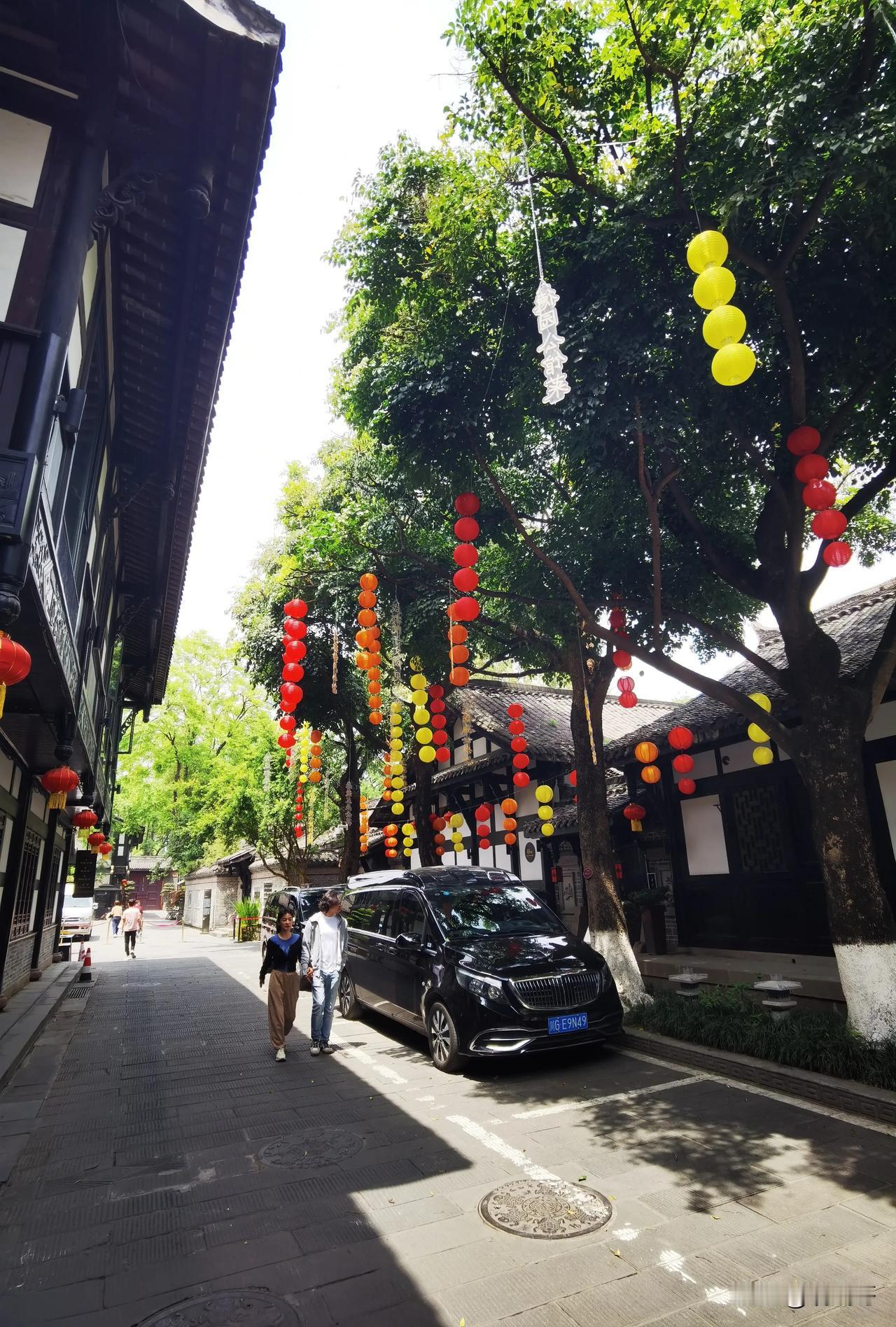 我喜欢，在城市的喧嚣里，浅寻几分静谧，它或远空，偶然飘过的云，或是近处屋檐，淅淅