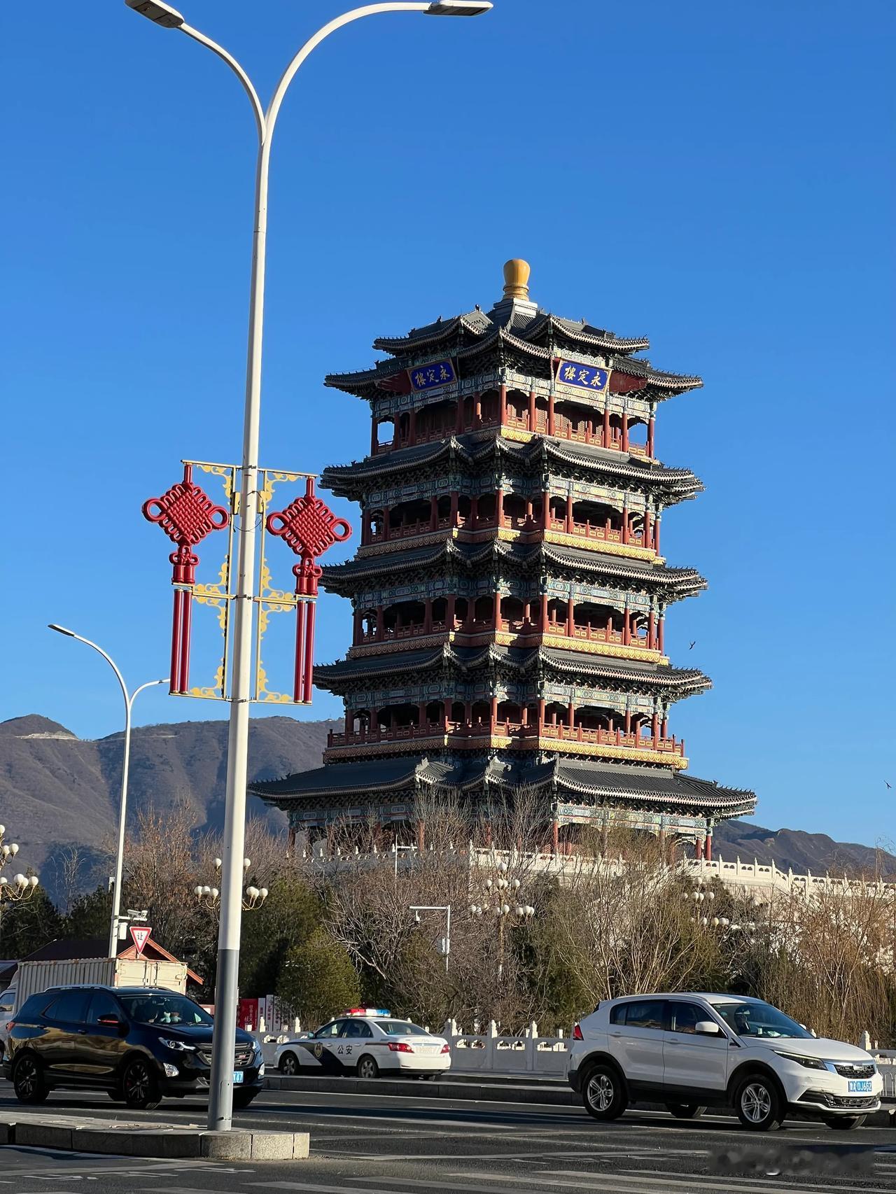今儿个天儿不错，天很蓝，随手捏了两张随手拍城墙美 此时的天气～