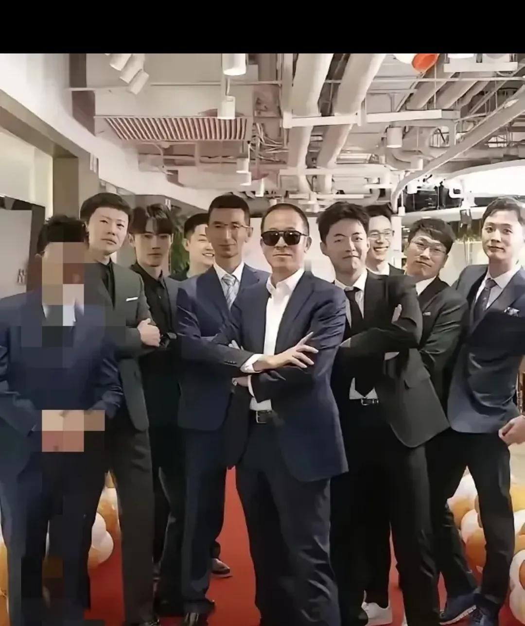 某选没落了，俞老板不知如何能拯救它于水火之中？
一切就像一场玩笑。
在某选创立之
