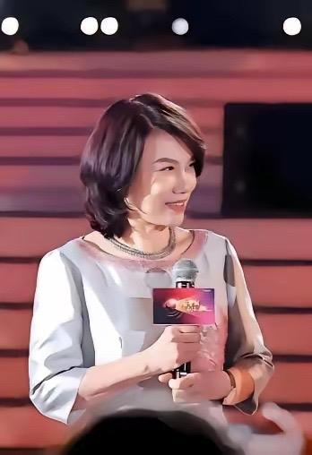 荷兰又出了个新规定，不许中国企业买高端半导体设备，格力立马把原定的三十台进口设备