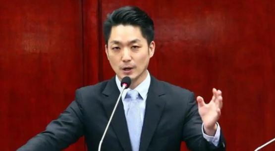 大陆邀请国民党主席郑丽文访陆，蒋介石的曾孙蒋万安第一个冲出来拦！你真以为蒋万安是