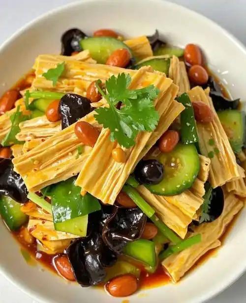 昨天在鱼味鲜香饭店吃饭，点了一个套餐，一个拼盘凉菜，在等朋友的时候，看到桌上的拼