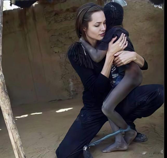 这个画面看起来非常的诡异，色调也特别的阴暗，不知为什么，当看完这个照片的时候，总