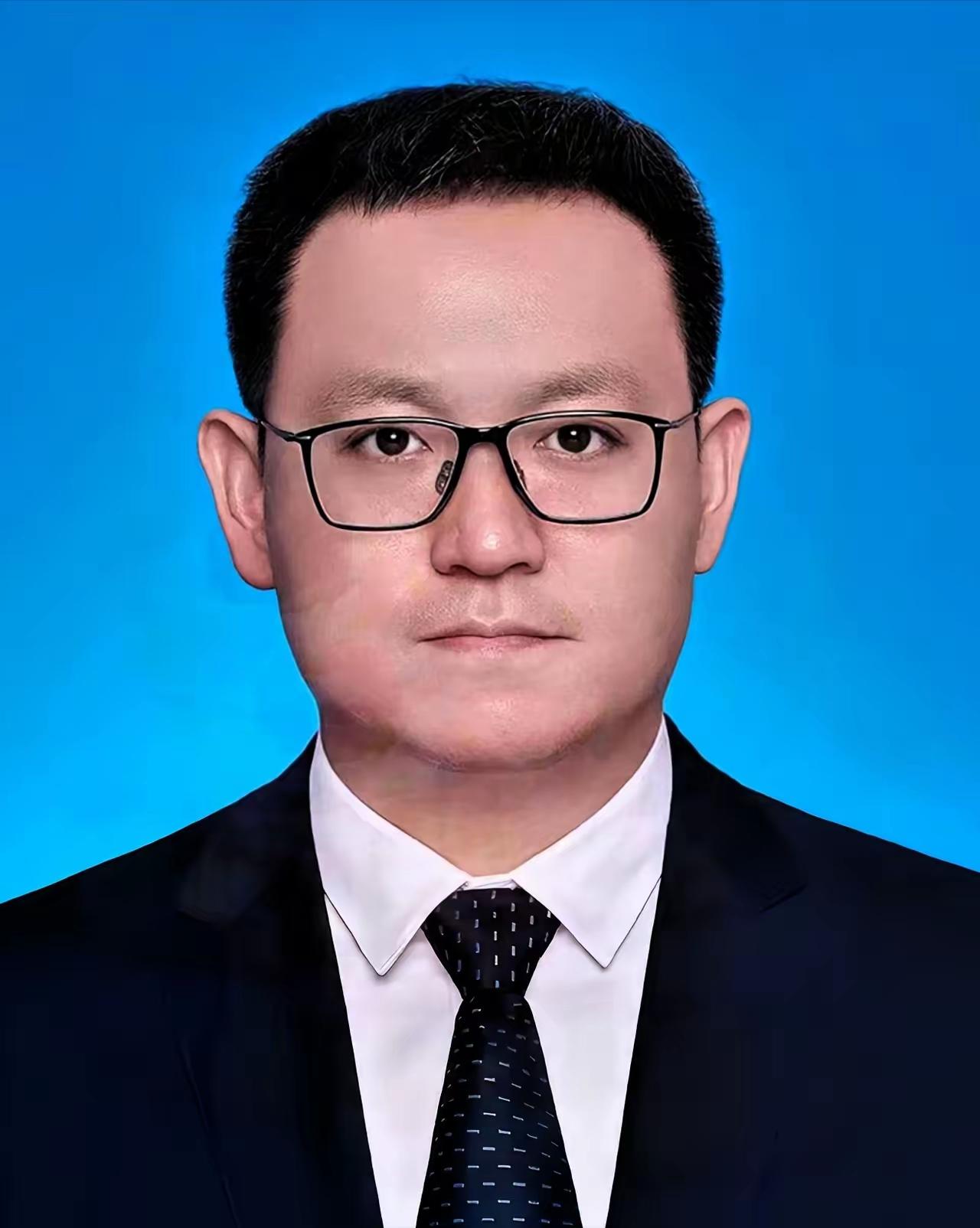郑伟被双开太唏嘘！
清华高材生亲手毁掉大好前程！
谁也没想到，堂堂清华硕士天之骄
