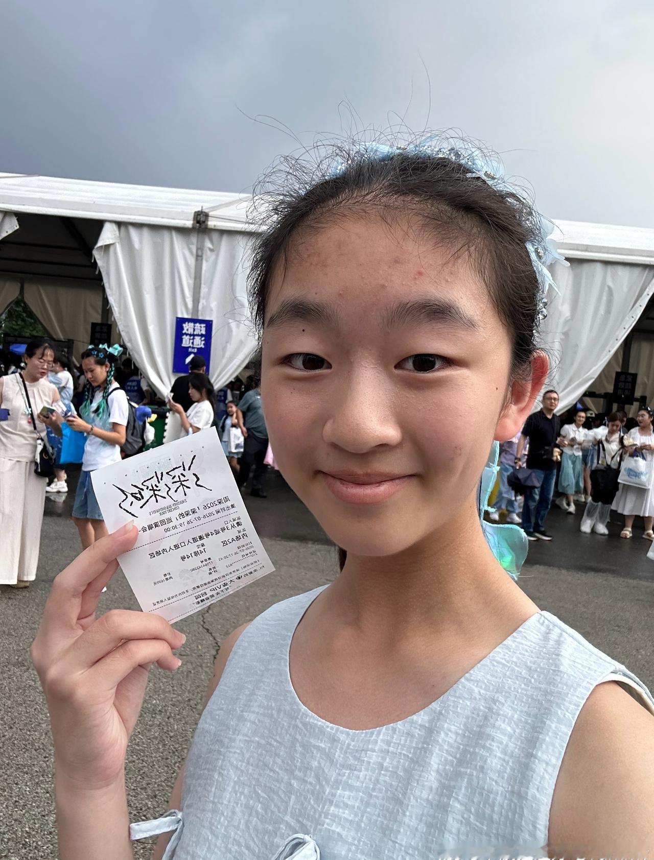 周深超话  十四岁的我自己来看演唱会！勇敢的找姐姐们拍照！你们都好好🥹🫶🏻