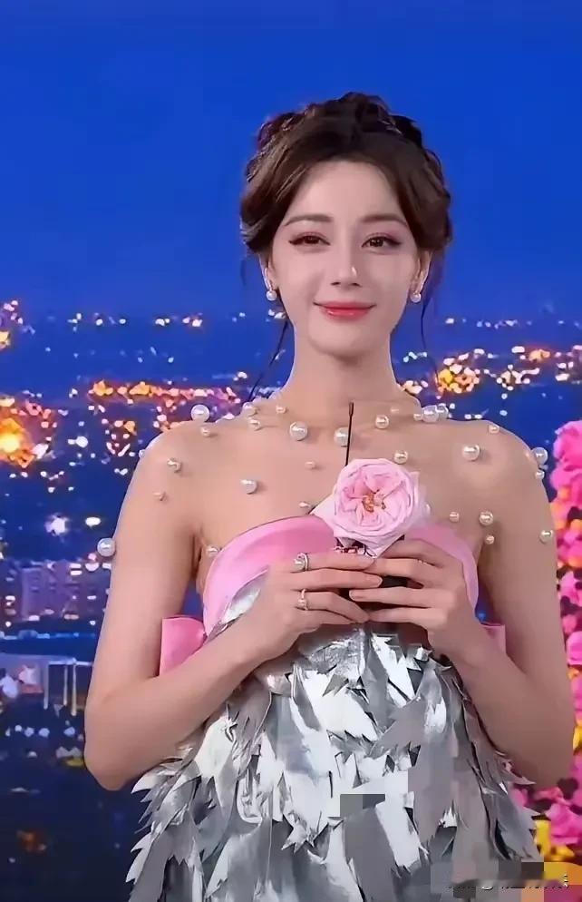论妆造的重要性，
即便是美艳如迪丽热巴，
也逃不脱妆造的拉胯，
除了一张绝美的脸