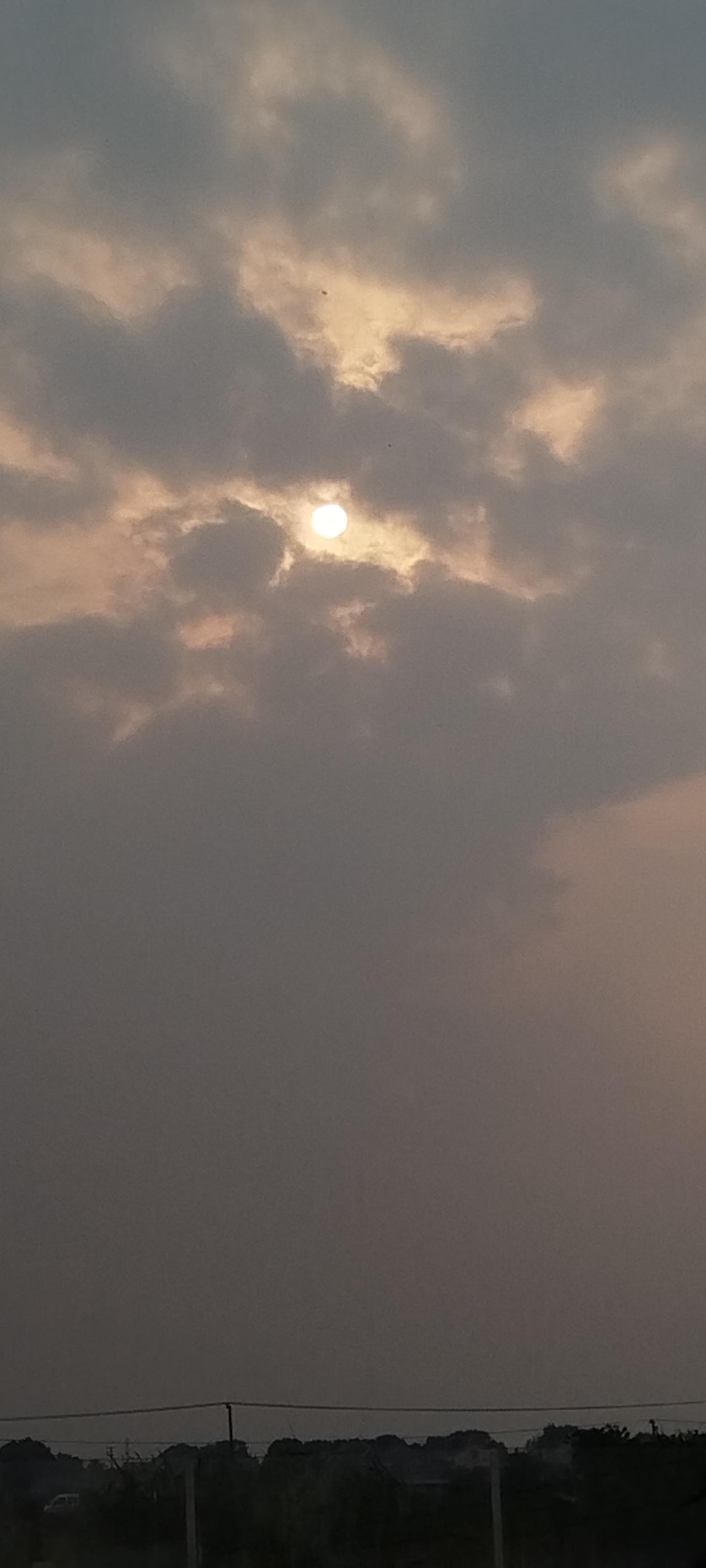 昨天下午天色阴沉。我正钓鱼时，太阳好不容易从厚厚的云层缝隙中探出头来，我赶忙掏出