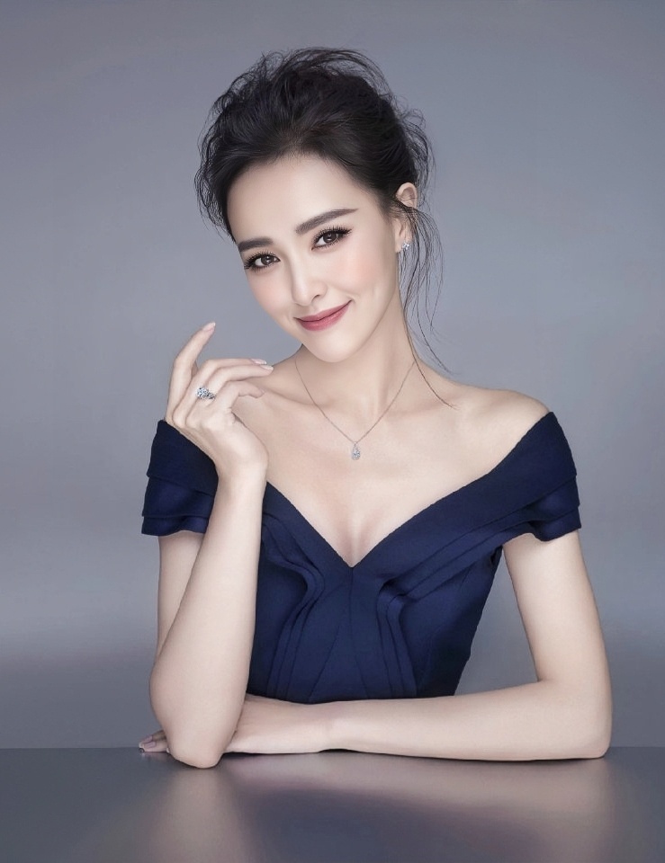 唐嫣[超话]唐嫣 我要在这里发一波唐嫣露额头图 ​​​