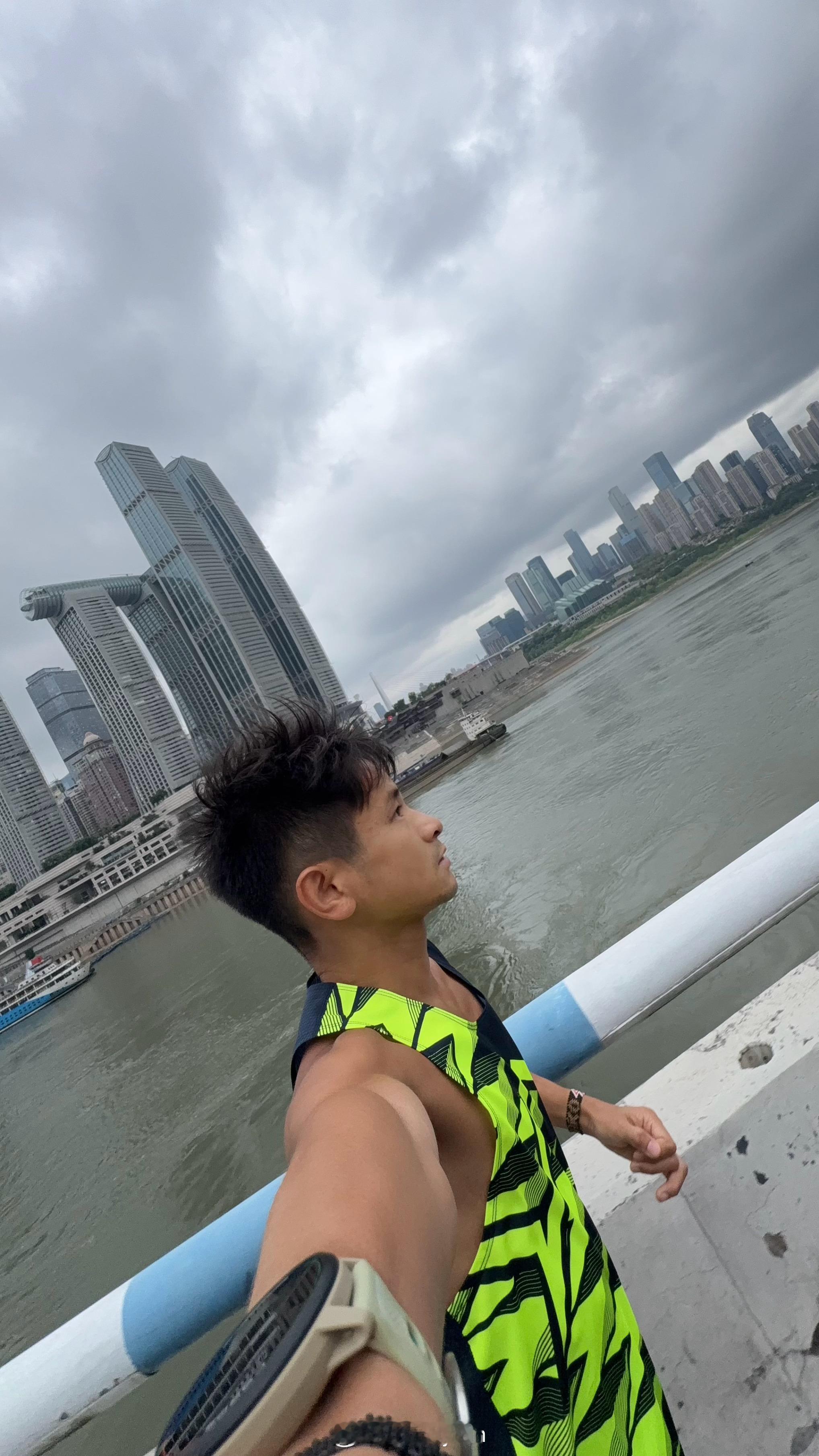 跑步[超话] 重庆太冷了，跑步都要穿背心了，要不然很容易就要遭感冒了[笑cry]