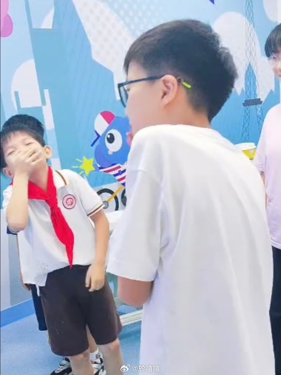 比台风先来的是孩子的停课通知这几天施努比在上混龄的高阶口语课遇到一个大哥哥特别放