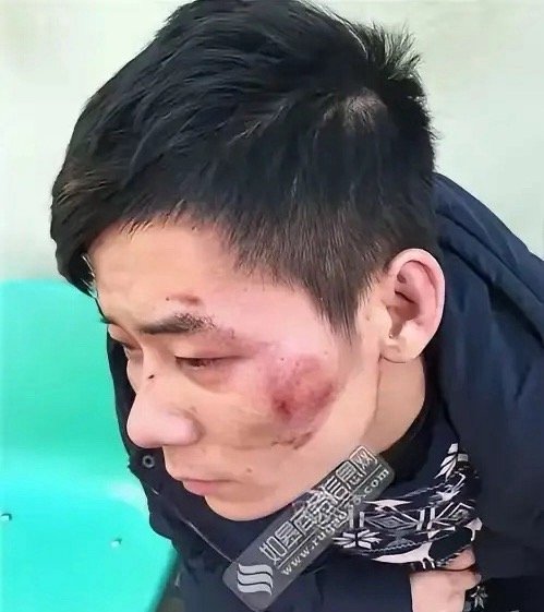 5月10日凌晨，四川一男子跑到武警营门自卫哨求救，说自己被人追打。武警官兵快速反