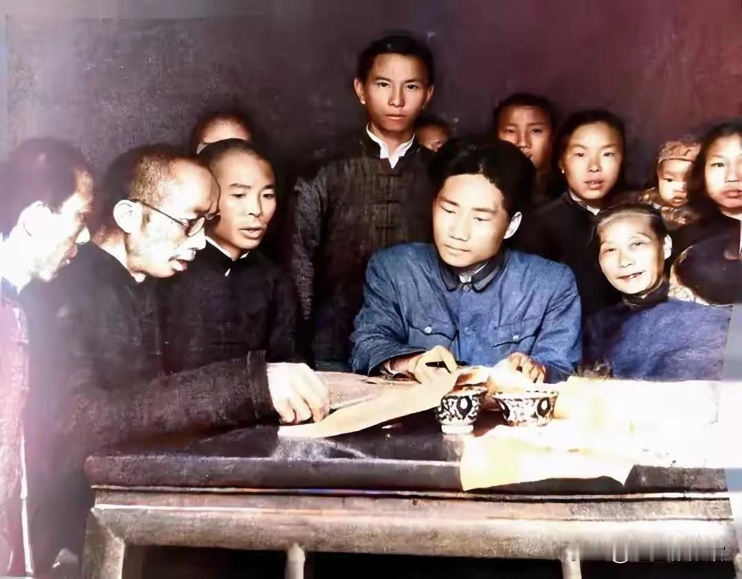 这是1950年毛岸英遵照毛主席嘱托回到湖南韶山的上色修复老照片。身着蓝色工装的毛