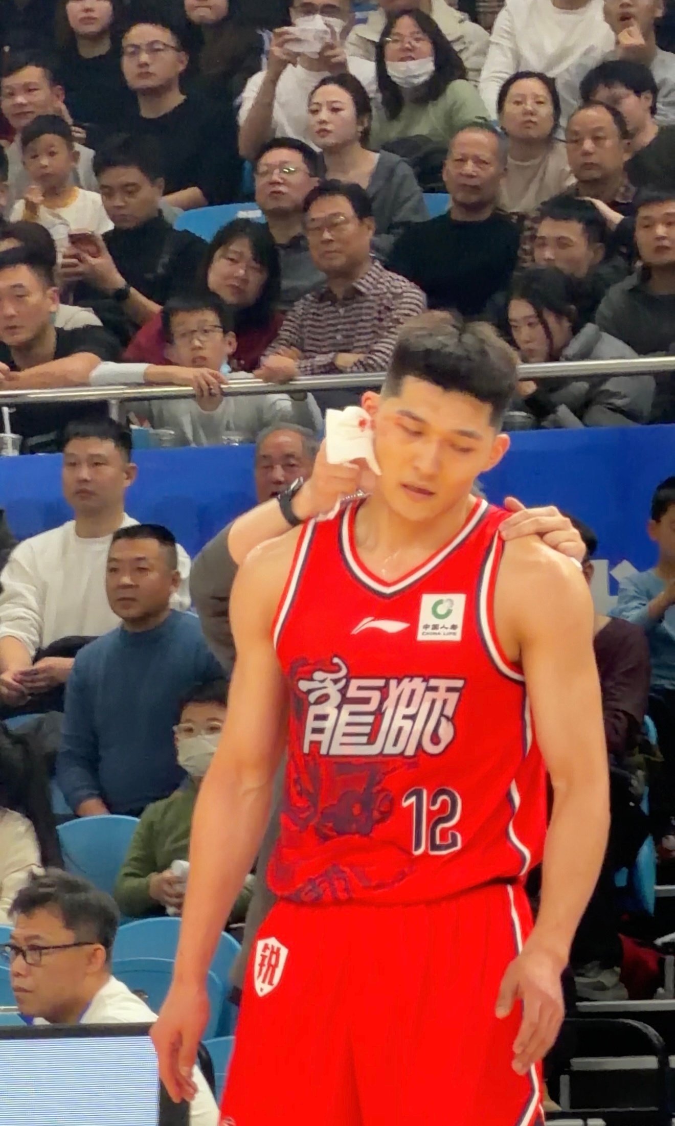 萨姆纳一肘给李祥波眼角干开了，CBA强度还是大啊！广东男篮vs广州男篮 武汉·湖