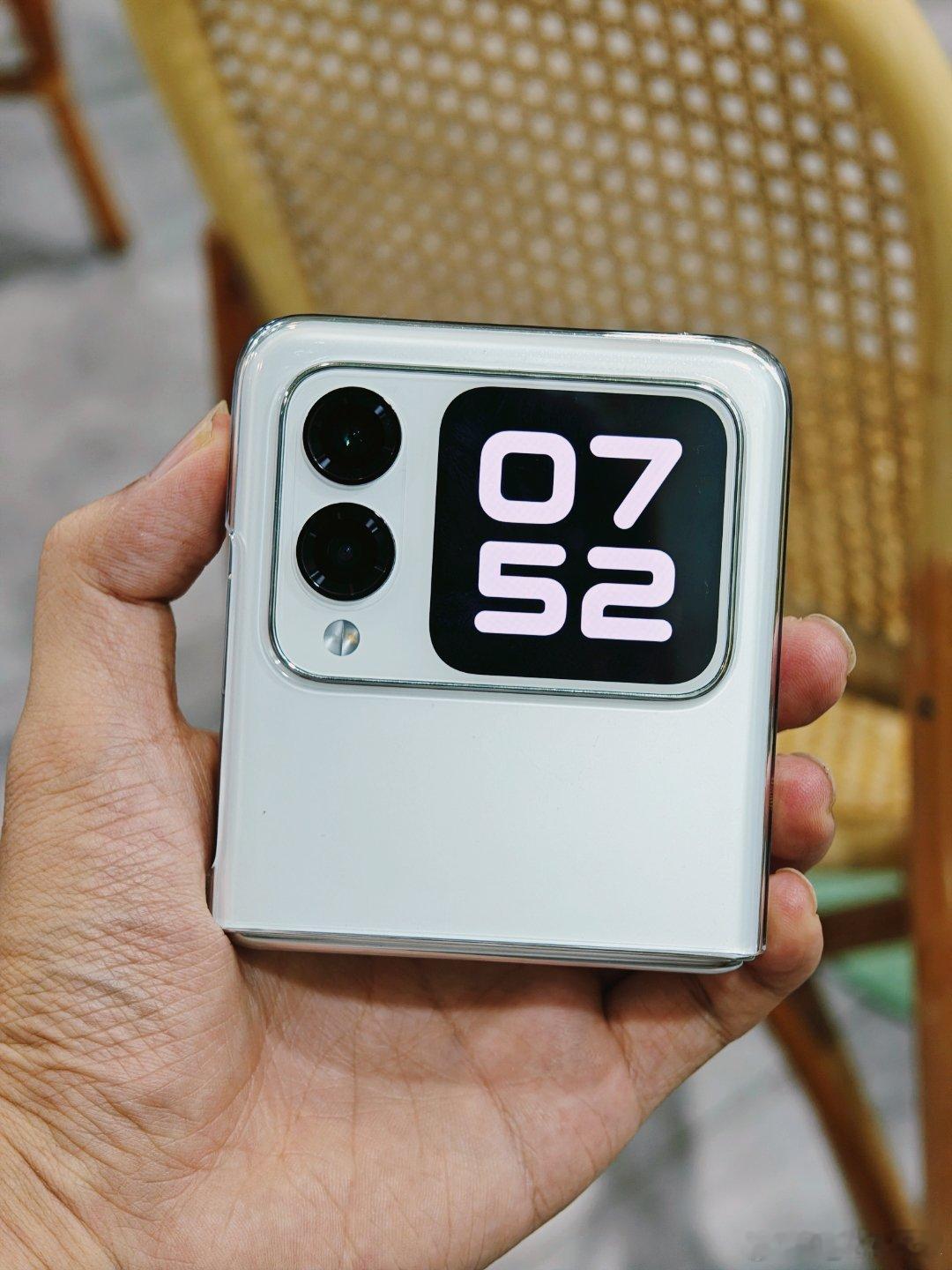 第一次摸到华为nova Flip，这个零度白配色真不错，好喜欢[污]  ​​​