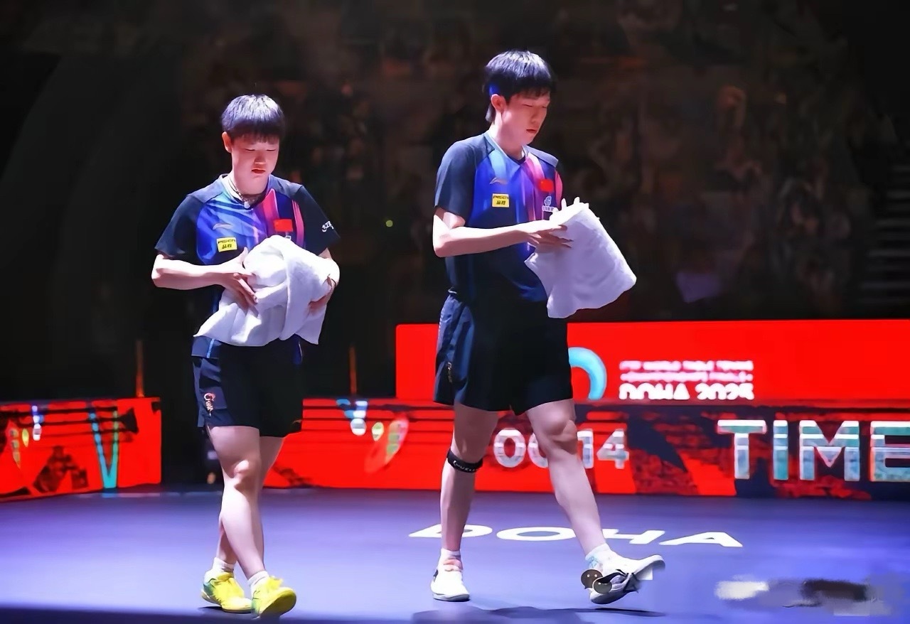 王楚钦是真有担当莎莎女单退了混双坚持要上王楚钦能怎么办陪着吧上场的时候肉眼可见的