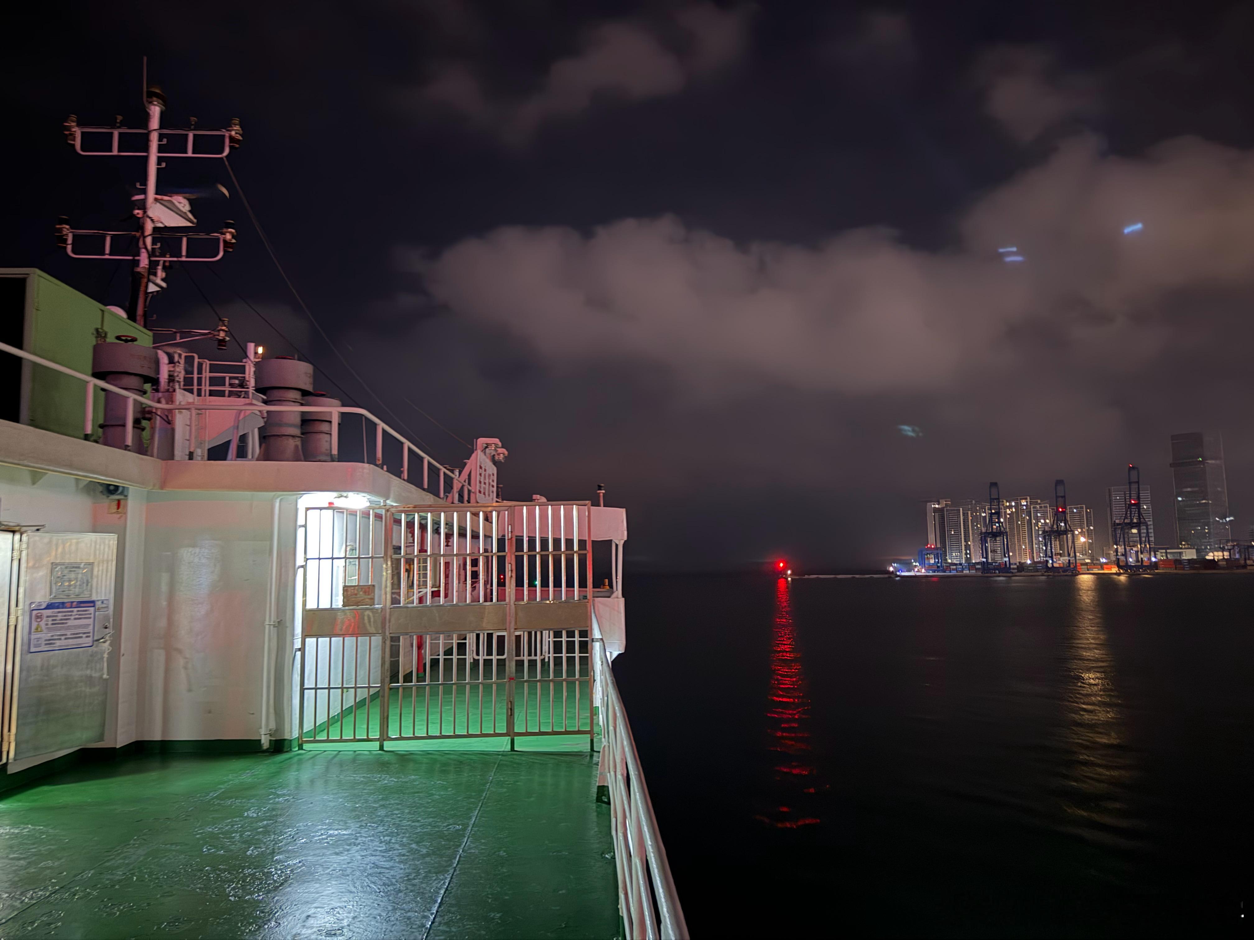 昨夜的琼州海峡船走在大雾海中，着实感觉到大海的力量夜间的航海真的很可怕男男狗狗裸