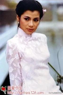 🎆翁美玲 一袭粉旗袍惊艳时光
老照片里的翁美玲，身着淡粉旗袍，自带复古柔光滤镜