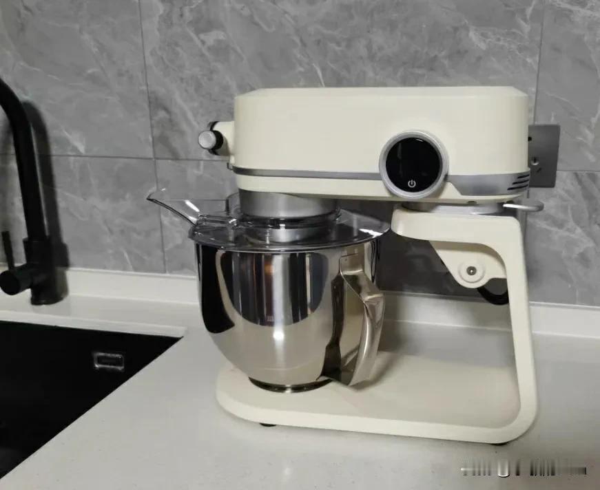 很喜欢的一款厨师机，颜值和功能无可挑剔
这么低的价格难得碰到
终于可以解放双手了