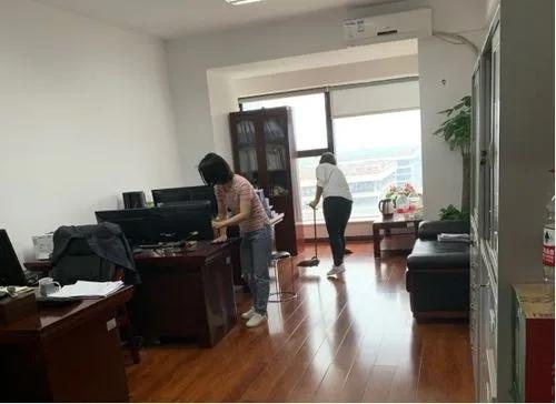 上个月，孩子生病住院了，因为手上没有闲钱多，我向同事借了10000元。发工资后，