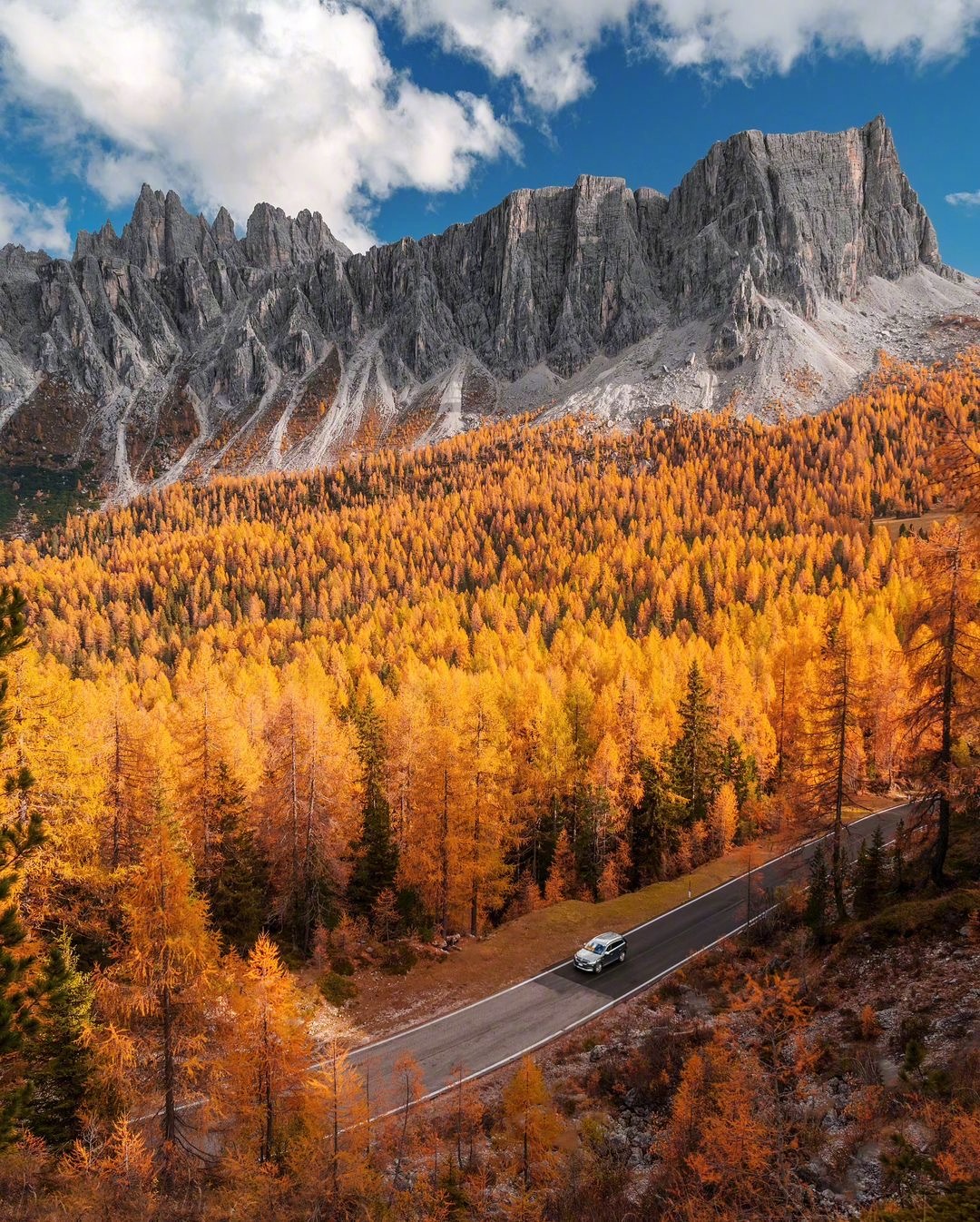 意大利阿尔卑斯山脉之一，被称为白云石山的地区的最新秋景🍁🍂，这里的秋色美的宛