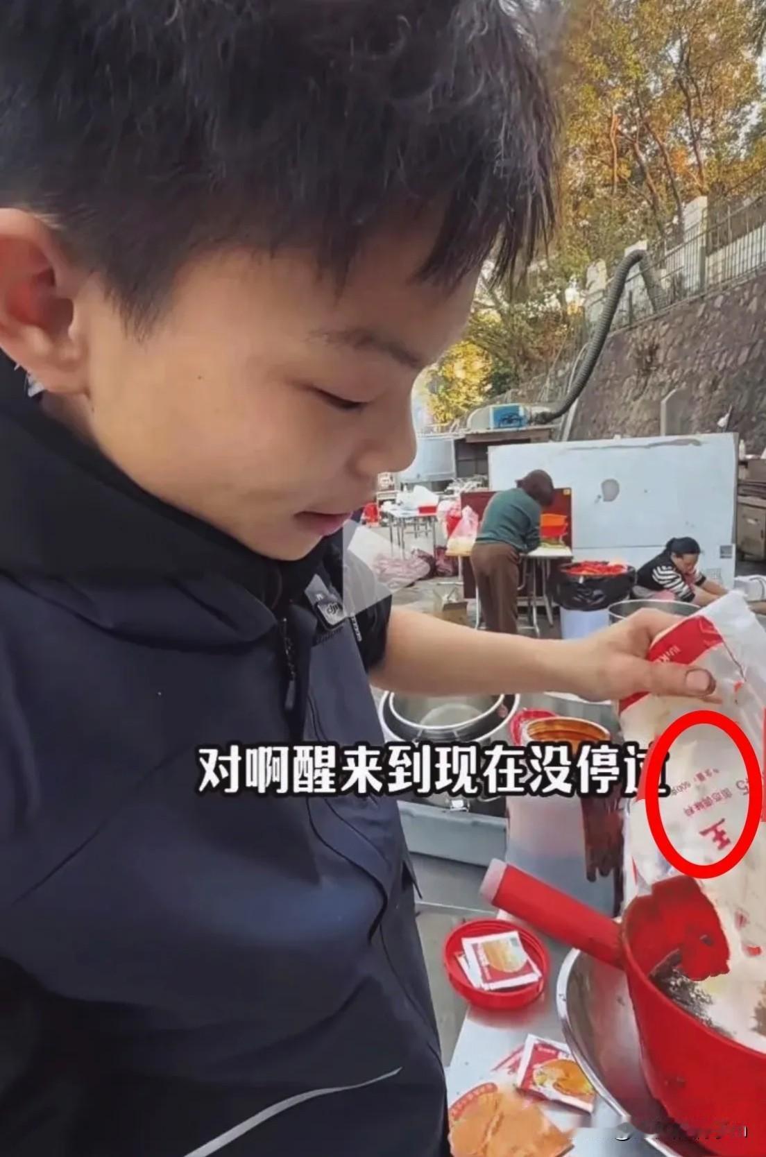 烤鸡少年小陈，因给烤鸡腌制时往里加了七七八八的调料

被网友们扒出他的调料瓶里有