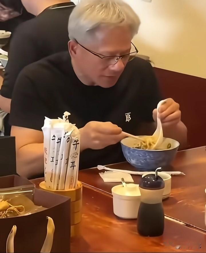 一个是吃面，一个是搞宣传。
童言无忌，“吃个面这么多人拍照”，这句话出自孩子之口