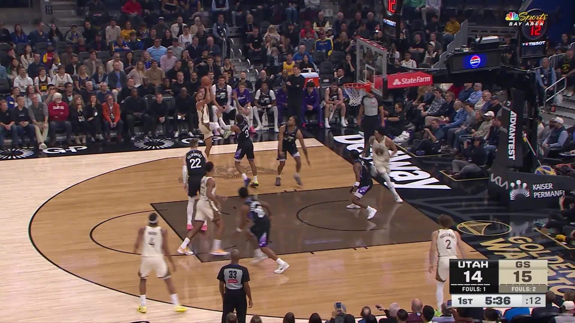 库里2分入账✌️勇士17:14爵士。