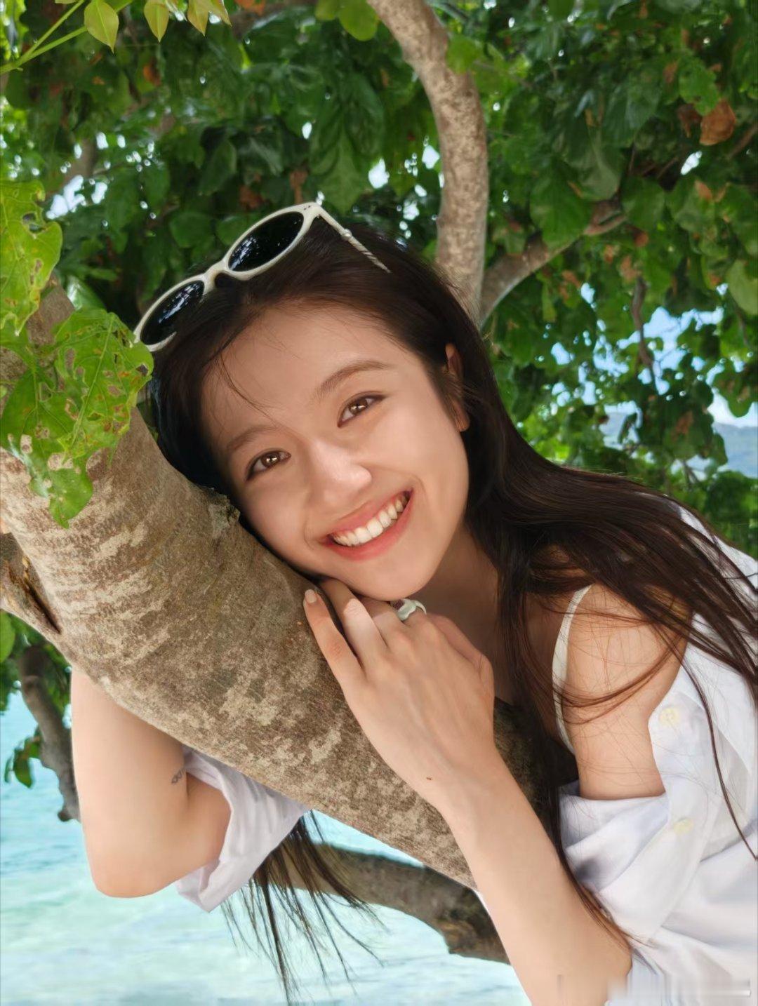 李兰迪条纹泳装李兰迪海边游艇随拍也太绝，蓝白条纹泳装配白衬衫，海风一吹好有夏天气
