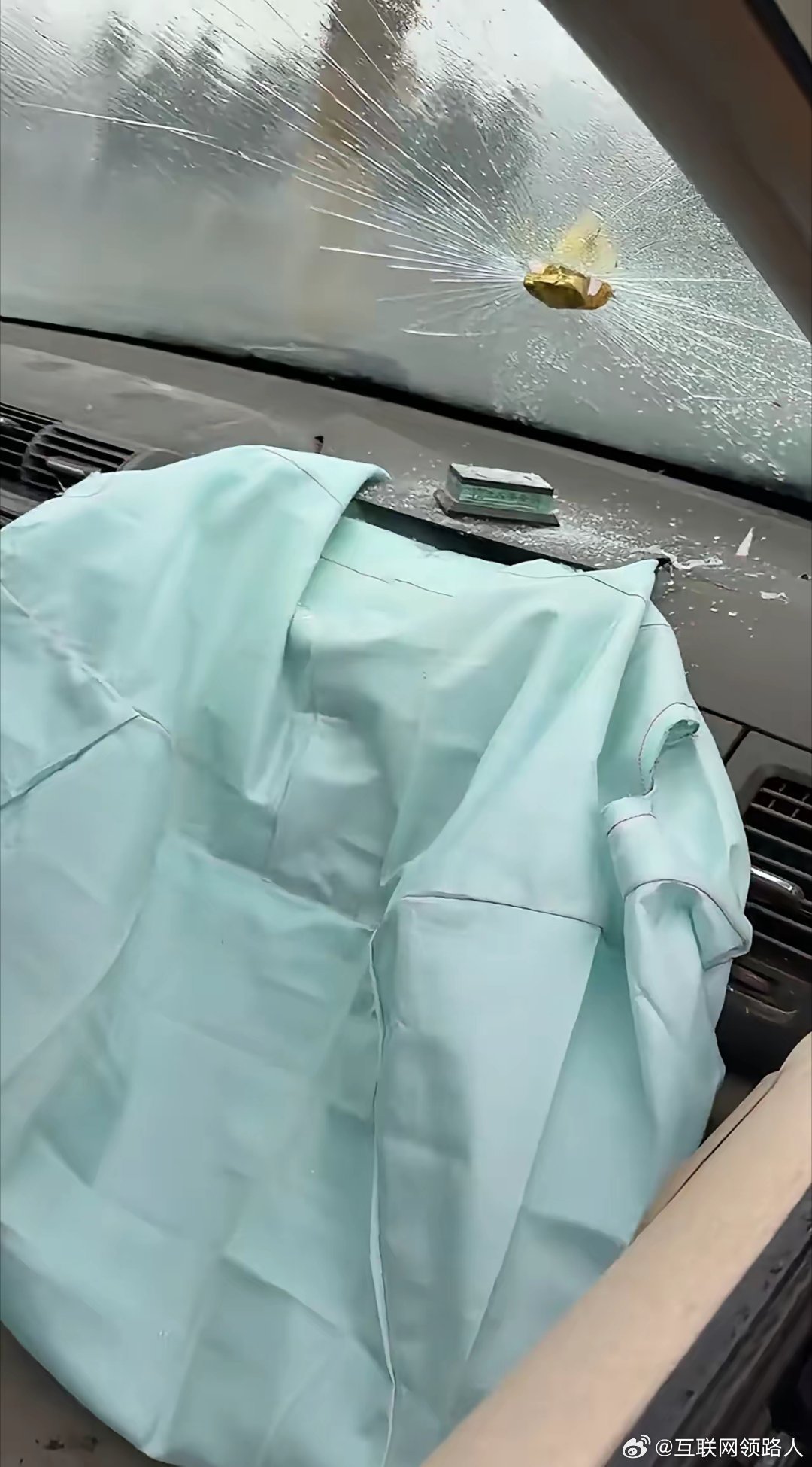 一直想不通，为啥总有人喜欢在挡风玻璃下面放这些摆件？ 