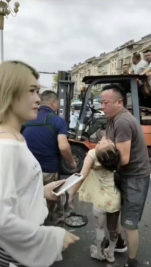 安徽广德车祸这个冷漠无情的女子，就是肇事者！可怜的娃啊，遭遇飞来横祸