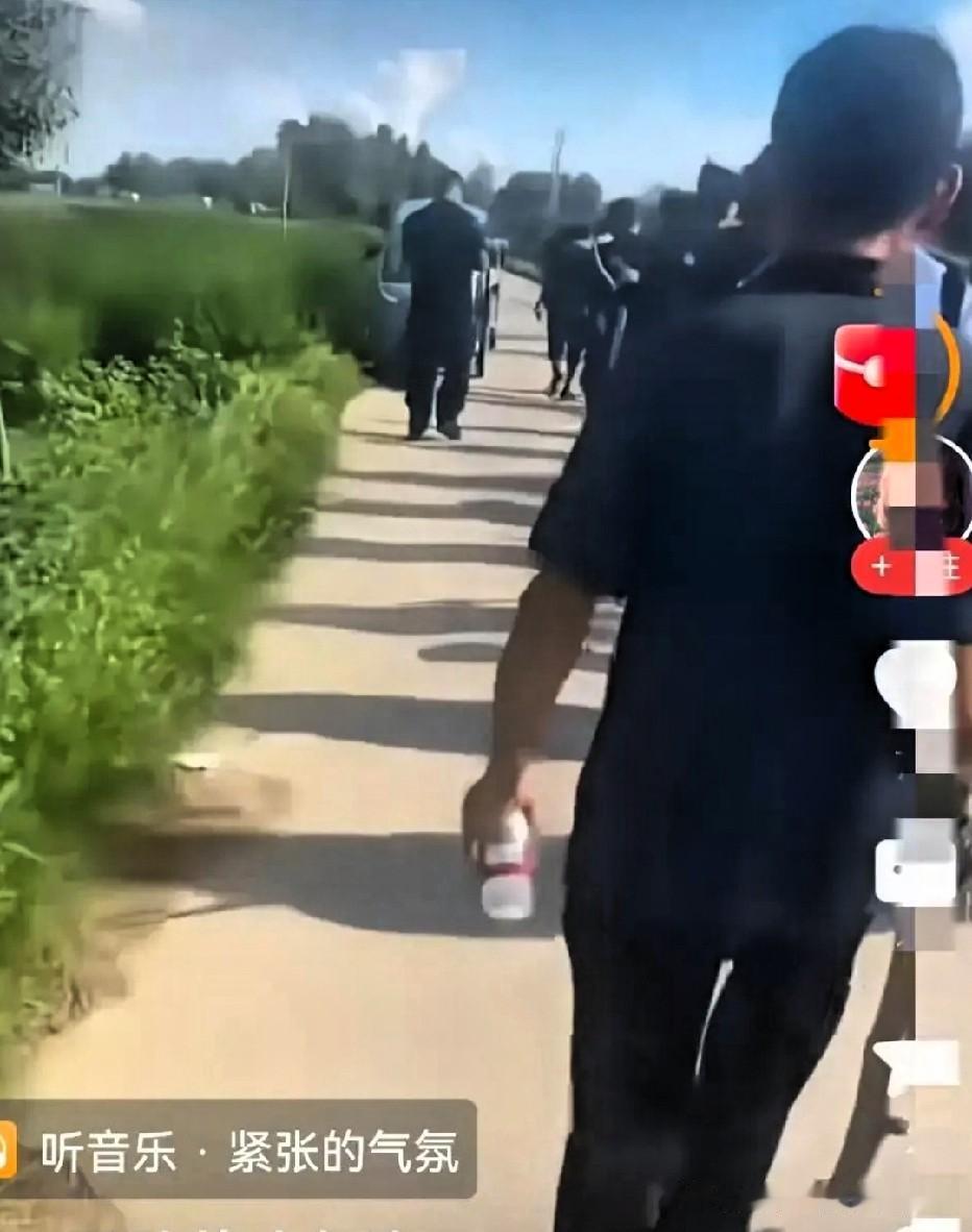 河南西平这位51岁老汉的踪迹，成了这几天乡间最压抑的悬疑片。

玉米地连绵无际，