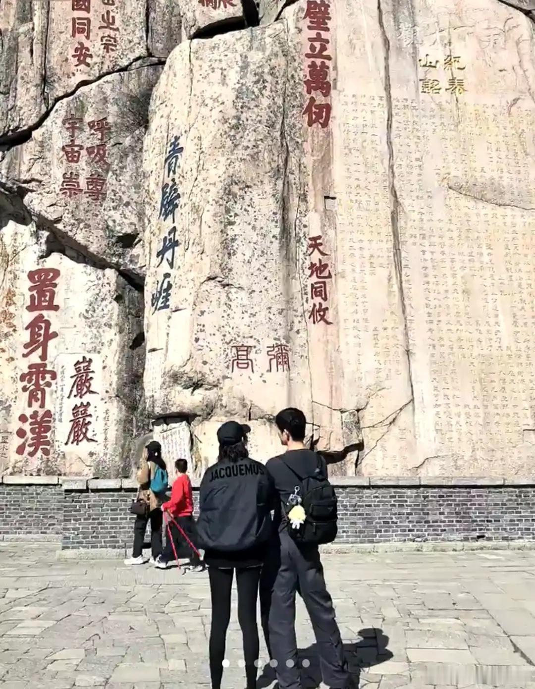 金大川一家坐高铁回泰安过年，雎晓雯穿瑜伽裤，长腿细成老公一半！ 