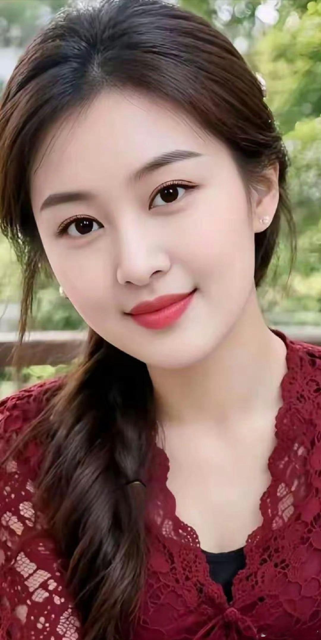 晨光里的功课·默斋主人原创散文晨起立在阳台，我俯身照料那盆半枯的茉莉。盆土板结干