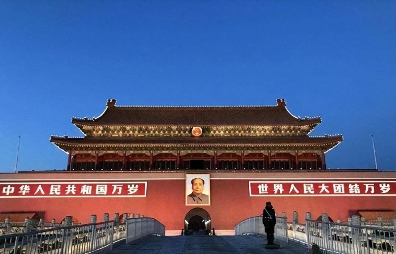 为什么天安门不悬挂毛主席的照片，反倒要挂主席的画像？
 
天安门城楼上的毛主席画