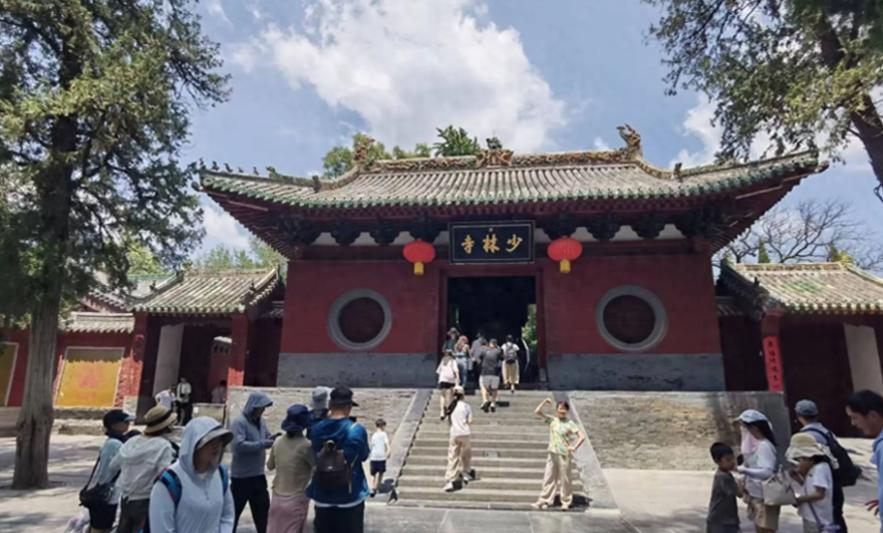 少林寺最近又不太平了


暴雨突然袭来，
游客被拦在文物殿外，
僧人却自由出入。