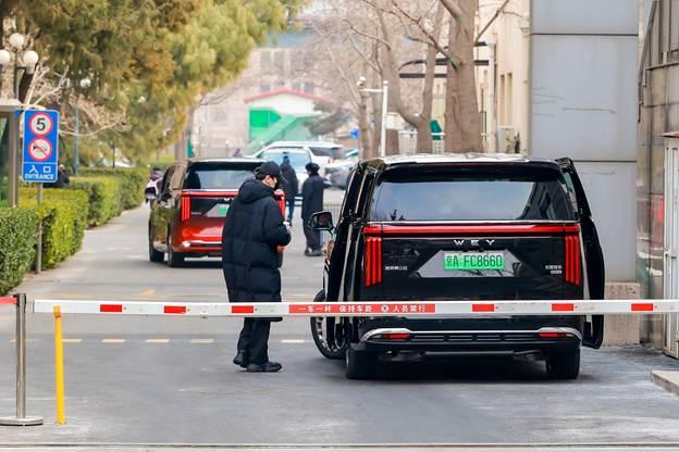 从前向朋友推荐魏牌高山，总要细数参数与配置；如今只需轻松一句：“春晚彩排接送明星