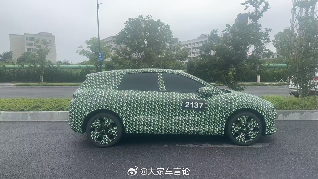 厉害的网友继续发力，零跑B05路试谍照来了，似乎是一台跨界车，尺寸也不大。大家车